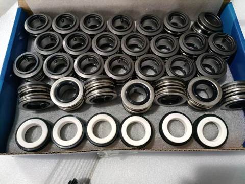 Các cụm phớt cơ khí được xếp trên khay